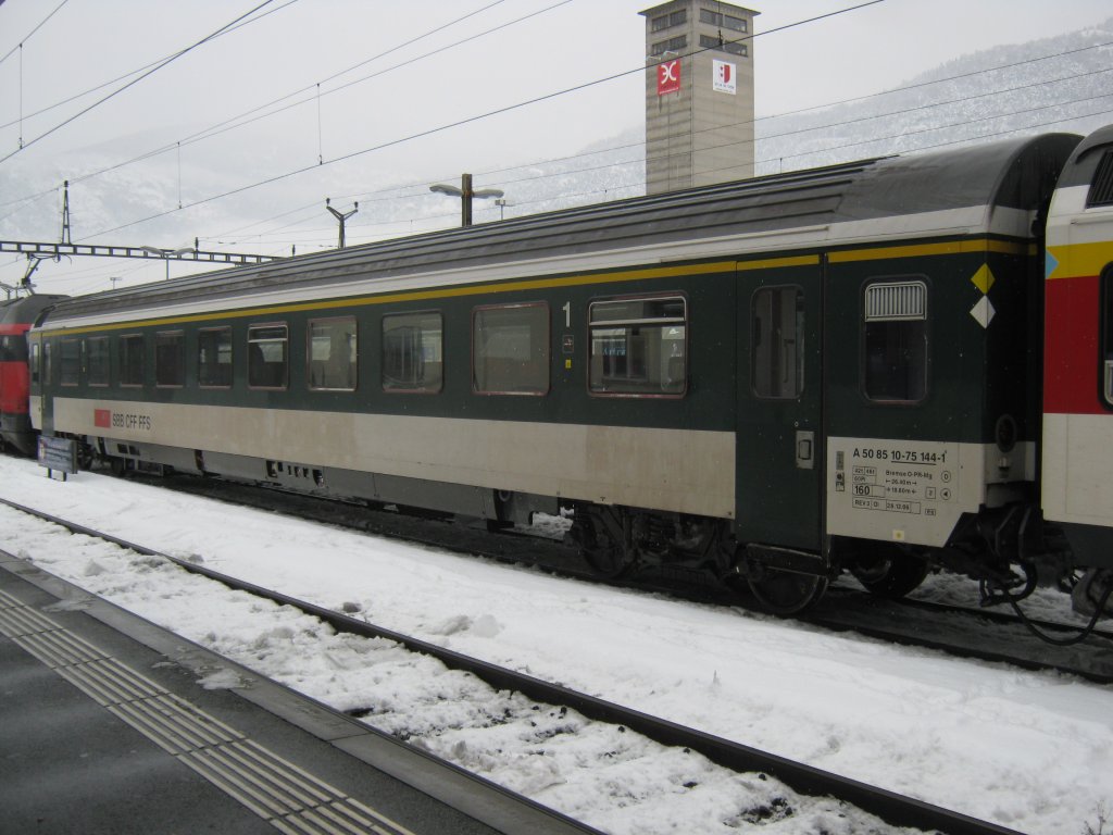 Einer der letzten grnen A EWIV mit einer Sprechstelle (fr die Durchsagen des Zugpersonals), 50 85 10-75 144-1, im IR 1727 in Sion, 21.12.2011.