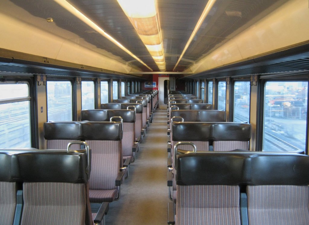 Einer der letzten grnen B EWIV, 50 85 21-95 210-3, in einem Rhonetal IR in Visp. Beim nchsten Umbau wird der Wagen aussen weiss, und innen farbiger. Ausserdem werden die Armlehnen in den Abteilen ausgebaut, 26.01.2012.