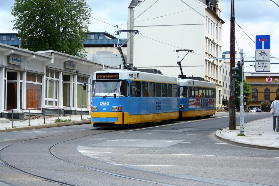 Einer der letzten Tatratriebwagen, wie hier der 513 biegt am 19.06.2010 vom Bahnhof kommend in die Str. d. Nationen.
