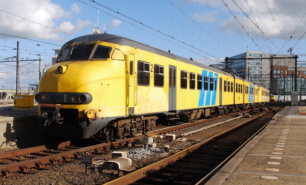 Einer meine letzte aufnahme von ein doppel plan V/Mat 64, heute gibt es noch wenige im einsatz im Suden die Niederlande.
Hier die regionalzug nach Den Haag mit Plan V doppel (822 und 931) fahrt ein in HBF Amsterdam am 15. 10 2009.