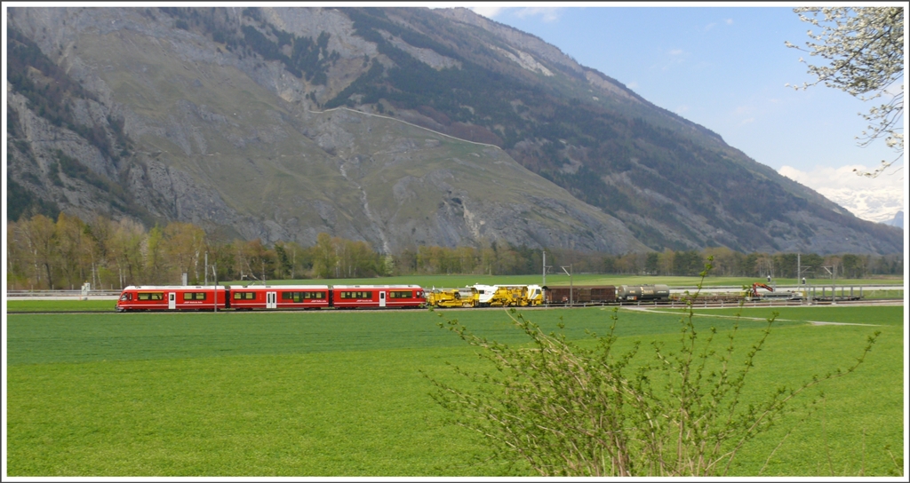 Einer der neuen Allegra-Triebzge kommt zu Gterzugehren zwischen Landquart und Samedan, hier bei Felsberg. (21.04.2010)