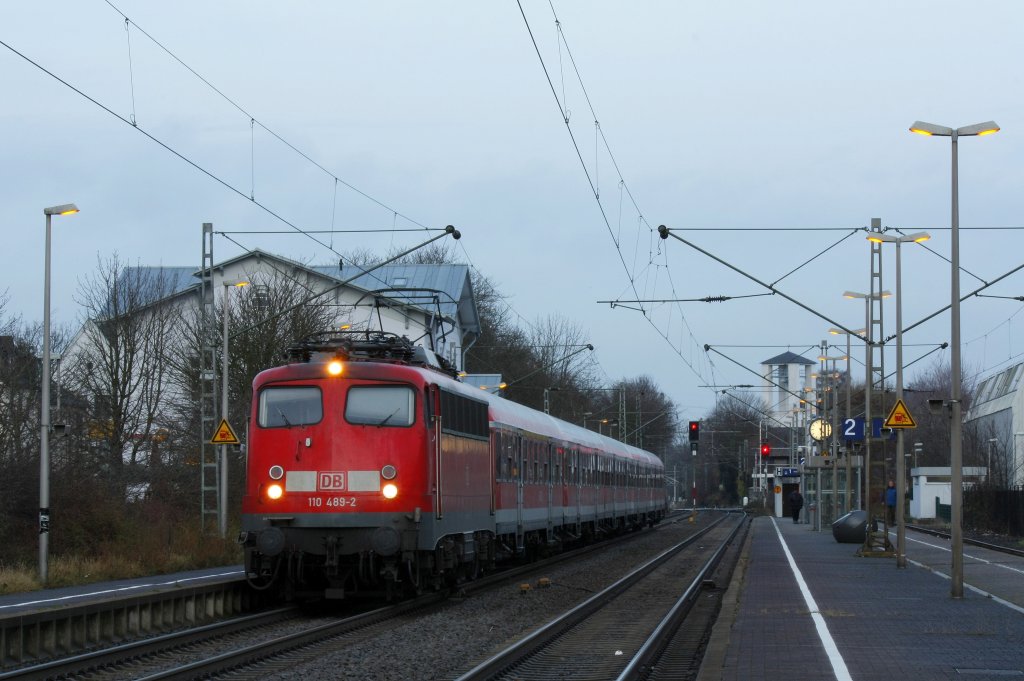 Einer der Neuzugnge in Dortmund ist die 110 489-2. Hier am 20.12.2011 in Geilenkirchen.