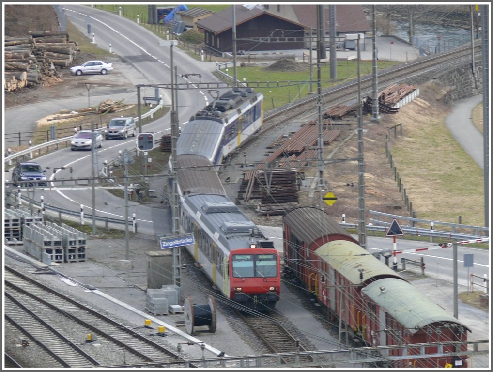 Einer der stndlichen Regionalzge aus dem Glarnerland erreicht Ziegelbrcke. (03.03.2010)