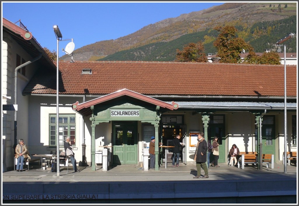 Einer der typischen, vorbildlich restaurierten Bahnhfe der Vinschgerbahn. (29.10.2009)