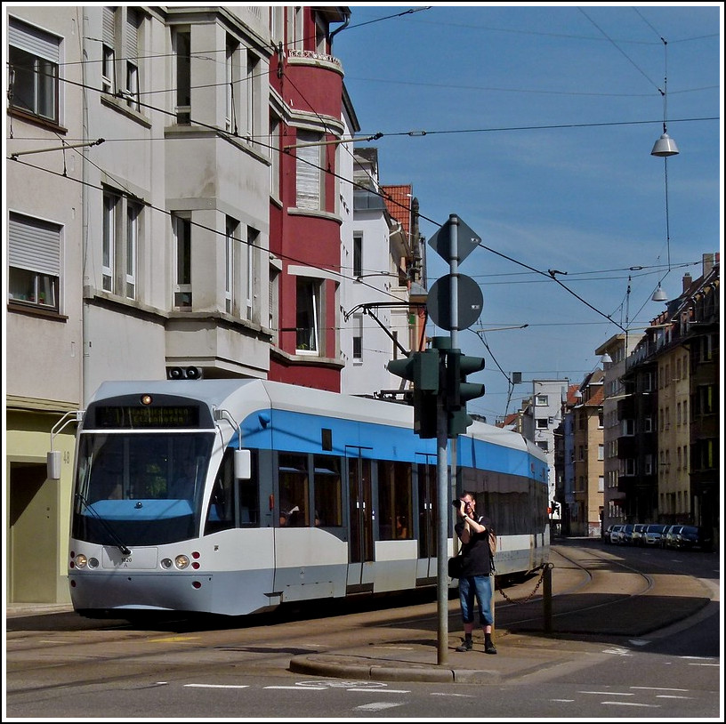 Einer von uns beiden scheint in die falsche Ricthung zu fotografieren. ;-) Stand Jonas fr den Nachschuss bereit oder kam noch eine Saarbahn aus der anderen Richtung in der Groherzog-Friedrich-Strae in Saarbrcken? 29.05.2011 (Jeanny) 