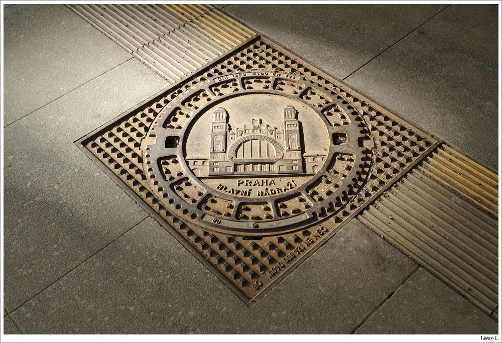 Einer der unzhligen Kanaldeckeln am Prager Hauptbahnhof. Wo gibt's sonst noch so herrliche Details? (7.2.2010)