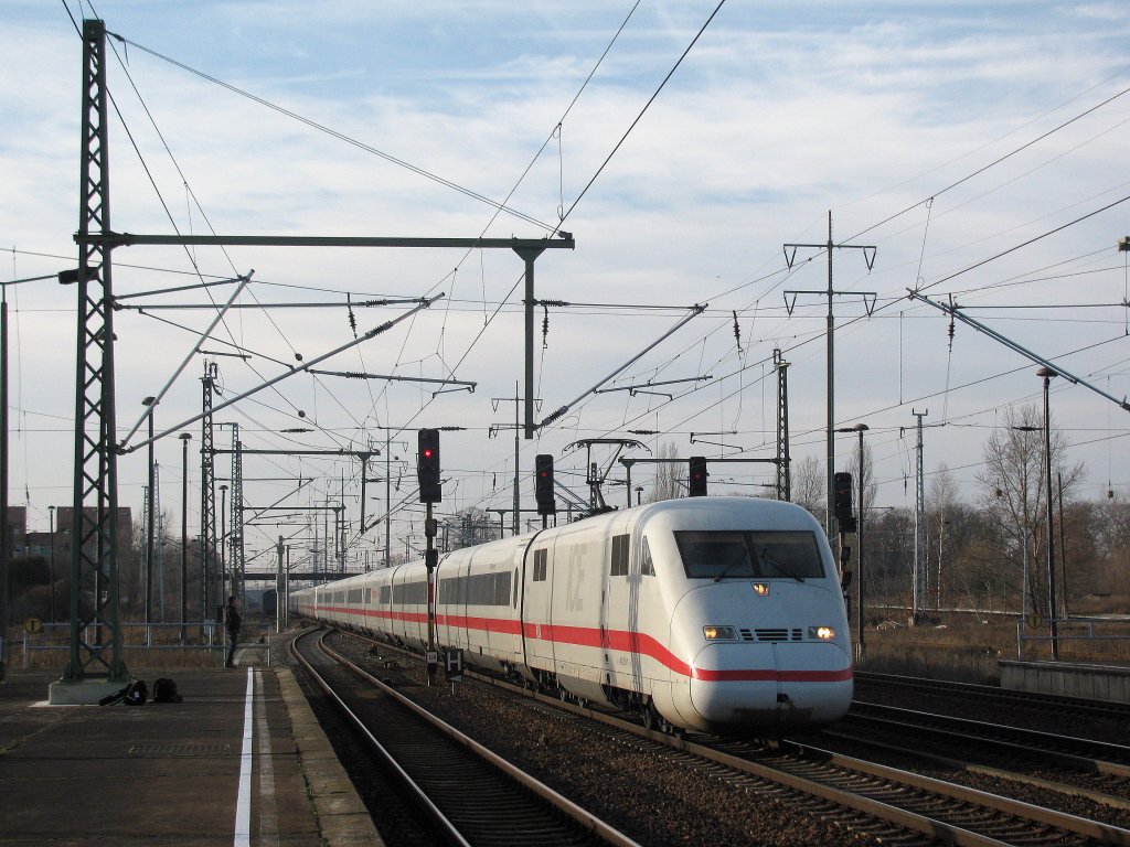 Einer der vielen ICE 2 Umleiter aus Kln wegen Bauarbeiten auf der Stadtbahn am 5.12. in Berlin Schnefeld. 
