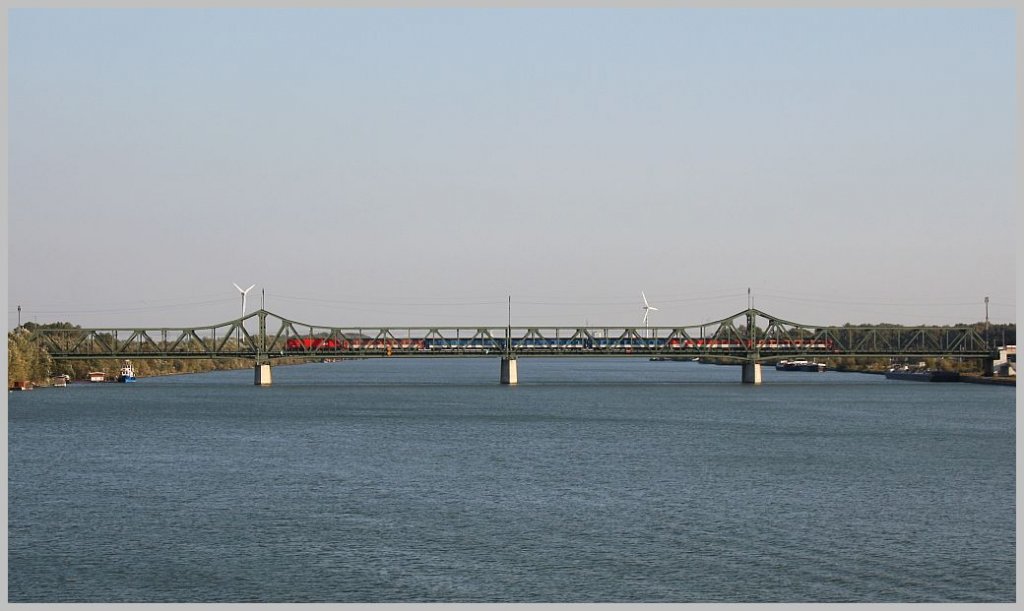 Einer der vielen schnen bunten Prager Zge am 04.10.11 beim berqueren der Donau in Wien. 