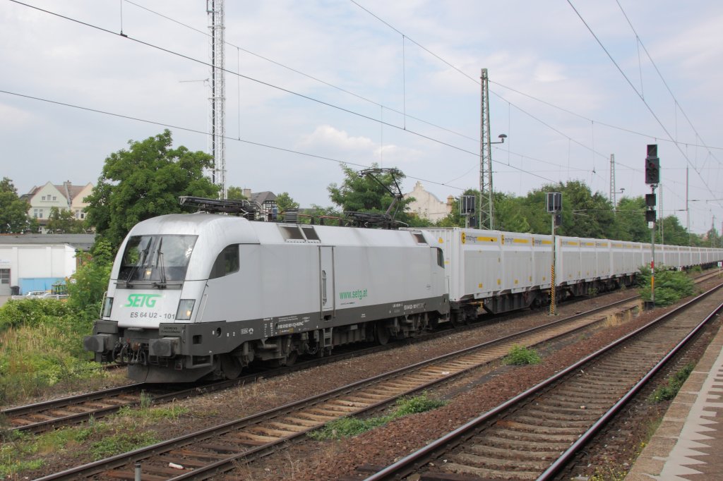 Einer der wenigen Gterzge am Sonntag (08.08.2010) in Magdeburg. 182 601-5 (war mal eine HUPAC-Lok) der SETG fhrt mit einem Ganzzug Containerwagen durch Magdeburg-Buckau in Richtung Sden. 