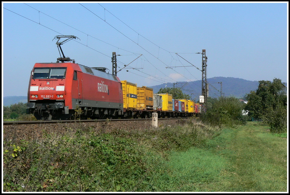 Einer der wenigen Sonntagsgterzge an der Bergstrae ist der TEC 40155, welcher am 23.09.2007 mit seiner Zuglok 152 083 bei Ltzelsachsen gen Sden unterwegs war.