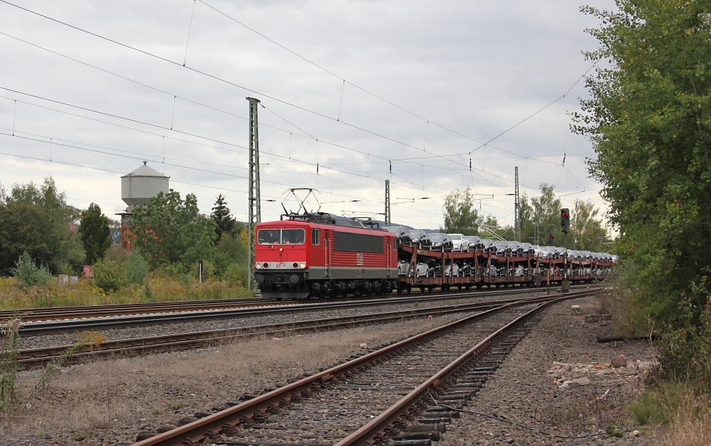 Einer der wenigen Zge der trotz Bauarbeiten Platz auf der NSS hatte, und den Regelweg gelaufen ist!
155 179-5 (MEG 702) mit dem tglichen Daimler Zug auf dem Weg nach Bremerhaven.
Aufgenommen am 22.09.2011 in Eschwege-West
