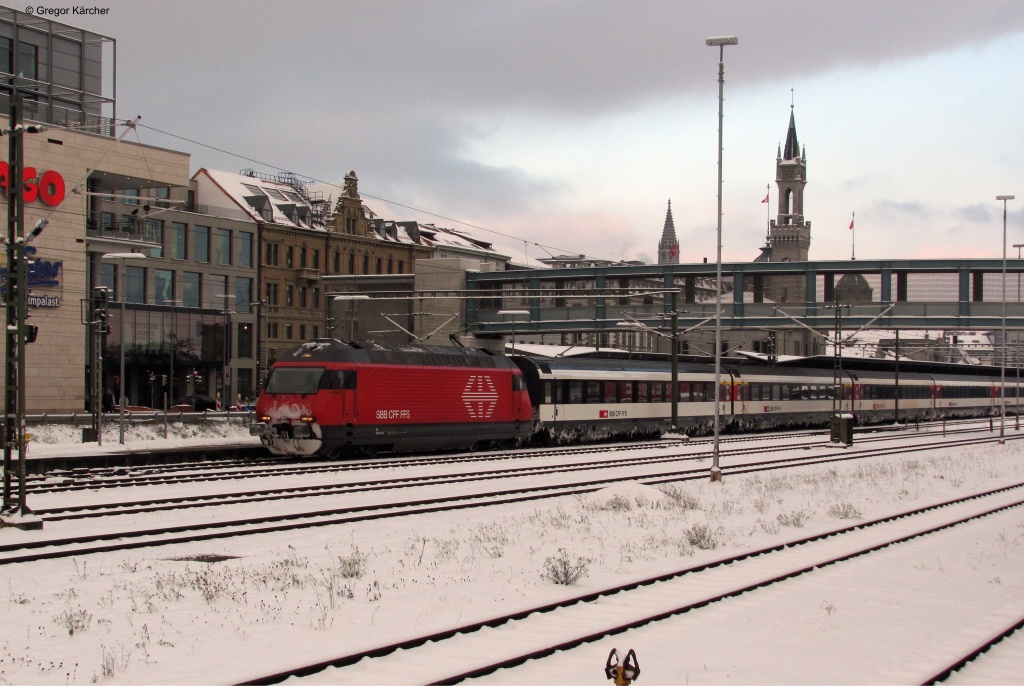 Einer der wenigen Zge, den wir bei unserem Bahnbildertreffen gemeinsam fotografierten. Re 460 013-6 fhrt mit ihrem Interregio aus dem Bahnhof Konstanz raus. Aufgenommen am 08.12.2012.