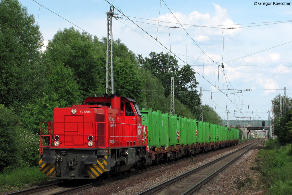 Einer der zeitlich zuverlssigsten Gterzge ist der Mllzug der AVG von der Anschlussstelle Ubstadt Ort Mlldeponie nach Mannheim. Nach Kopfmachen in Bruchsal Bf macht sich nun die AVG 46* (MaK G 1206 BB) mit Ihrer Fuhre auf den Weg nach Mannheim. Aufgenommen am 20.05.2011 am Bahnsteigende des Haltepunkt Karlsdorf.