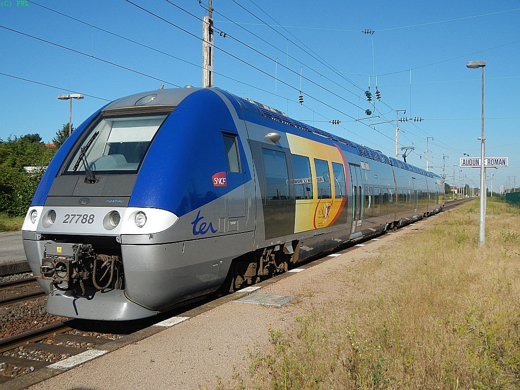 Einer von zwei (!) Personenzgen, die im Bahnhof Audun le Roman noch halten. Alle anderen durchfahren den einstmals recht ausgedehnten Knotenbahnhof im Norden Lothringens. Von der Hauptstrecke Longuyon - Thionville zweigen insgesamt 3 Nebenstrecken zu den umliegenden Bergbausttten (vorwiegend Eisenerz) und Stahlbetrieben ab, allesamt aber schon seit langem ausser Betrieb.

Z27788 am 11.08.2012 als TER 33102 Metz - Longuyon.