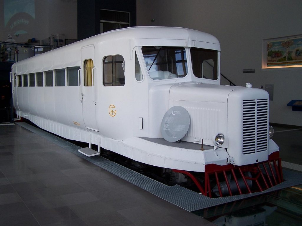 Einer der zwei Triebwagen  Micheline  die fr die Eisenbahn in Madagaskar gebaut wurde. Dieser befindet sich im  Michelin  Museum in Clermont-Ferrand. Der zweite Triebwagen verkehrt als Museumsbahnauf der Insel. Am 27/03/10.