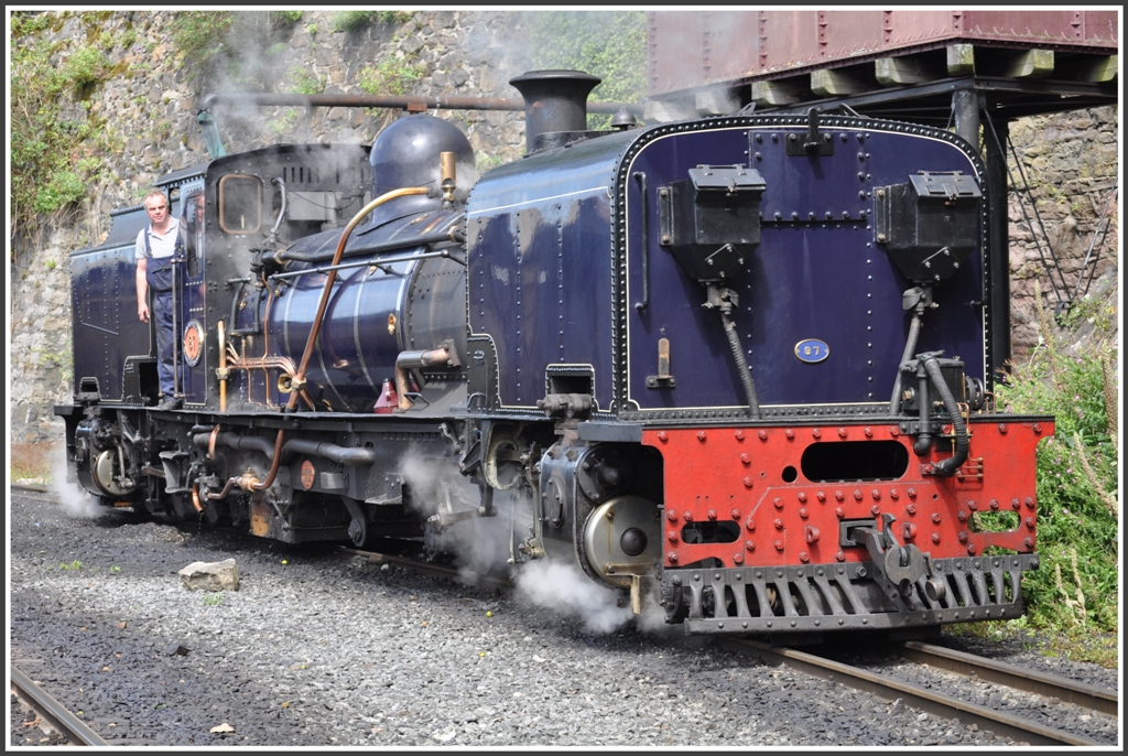Eines von fnf Schmuckstcken, die die Welsh Highland Railway in Sdafrika gekauft hat, ist die Nummer 87, 1936 bei Cockerill in Belgien erbaut. Caernarfon (14.08.2011)
