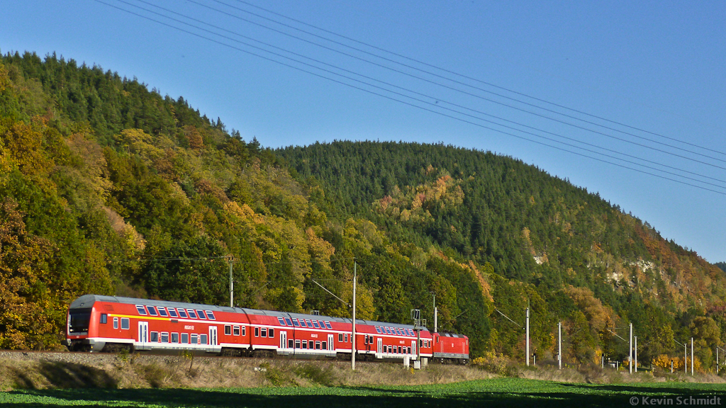 Eines güldenen Herbsttages im Saaletal ist diese RB nahe des Saalfelder Ortsteils Remschütz unterwegs nach Naumburg. (21.10.2012)
