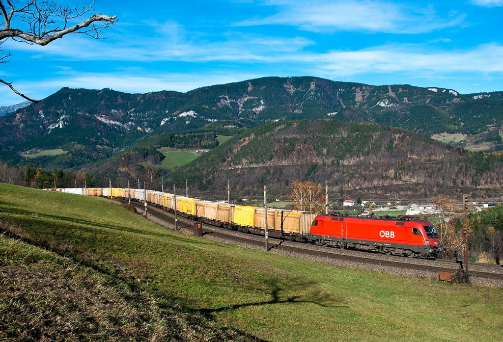 Eines habe ich noch von der  Apfelwiese : 1116 021 bringt diesen Ganzzug den Berg hinauf. Das Foto enstand am 05.11.2010.