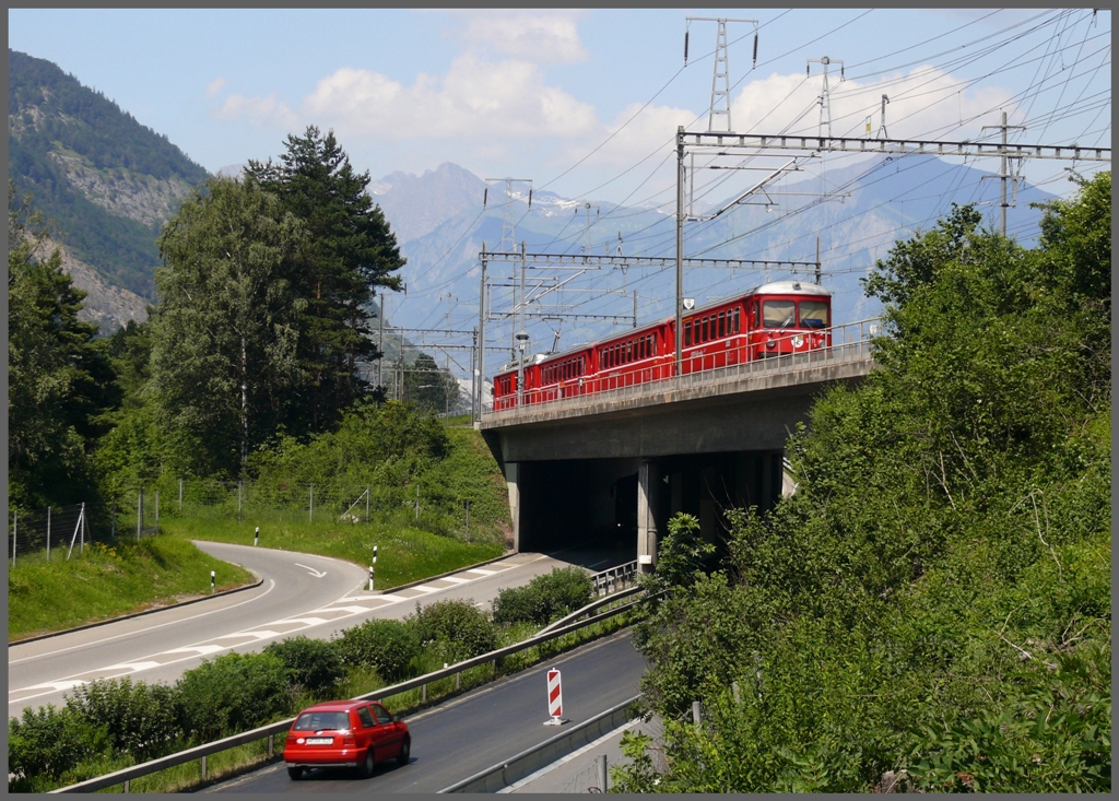 Eines haben sie gemeinsam, der PKW und der Triebzug der RhB, die auffllige rote Farbe. N13 Brcke bei Haldenstein. (28.06.2010)