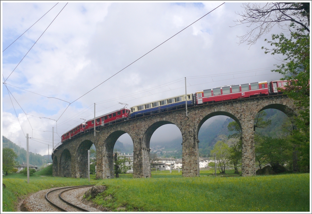 Eines der Highlights der Berninalinie ist bestimmt das Kreisviadukt von Brusio, das soeben von R1617 auf dem Weg nach Tirano berquert wird. (08.05.2010)