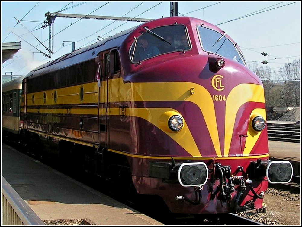 Eines meiner ltesten digitalen Bahnbilder zeigt die Museumsdiesellok 1604 mit einem Sonderzug am 28.03.2004 im Bahnhof von Ettelbrck.(Hans)