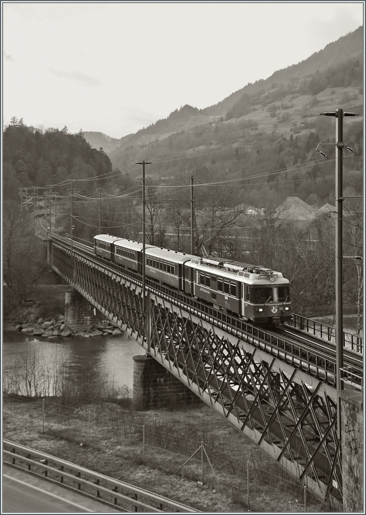 Eines meiner ersten Fotos berhaupt, zeigt einen  modernen Vorortszug , denn ich 1976 in Landquart abgeknipst habe.
Wie gut, kann auch heute noch einen solchen RhB Be 4/4 Pendelzug fotografieren: Als S1 1524 fhrt der Be 4/4 N 511 ber die Hinterrheinbrcke bei Reichenau Tamins Richtung Chur. 
15. Mrz 2013