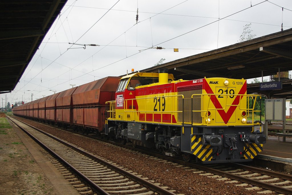 Eines der vielen Kohle-Pendel durch Grokorbetha bedient von der MEG hier mit MAK G1206 (Lok 219). Aufgenommen am 14.08.2010.