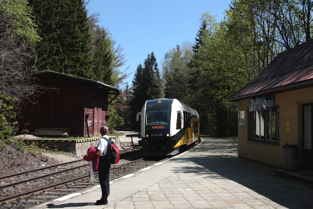 Einf. des SA134-007 in den Bf Harrachov am 09.05.2011, er kommt als 25452 aus Jelenia Gra und fhrt weiter bis Kořenov. Die neu eingerichtete Verbindung zwischen Tschechien und Polen wird im tsch. Kursbuch unter 036 gefhrt, als Verlngerung der Strecke Liberec - Tanvald - Harrachov.