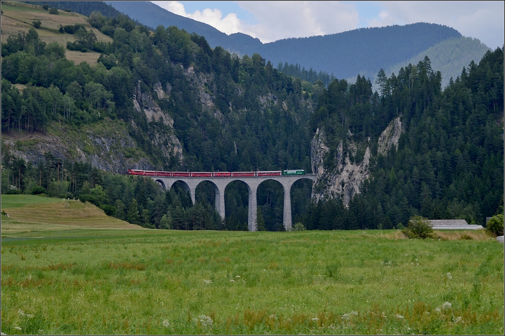 Einfach mal in der Schnheit der Landschaft schwelgen.

Zwar schon tausendfach gezeigt, aber der Landwasserviadukt ist mehr als zeigenswert, eingebettet in seiner Traumlandschaft. Hier mit Ge 4/4 III Nr. 647/Grsch im Juli 2013.