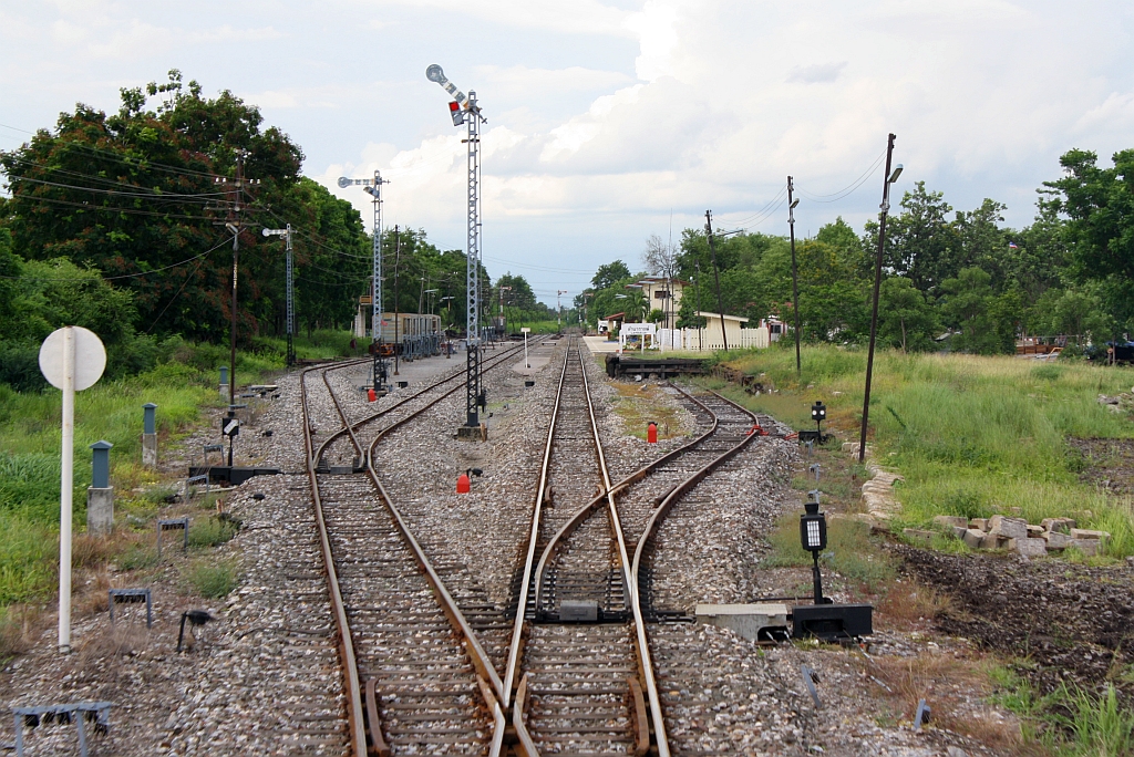 Einfahrbereich in Richtung Bau Yai Jn. des Bf. Lam Narai am 18.Juni 2011. 

