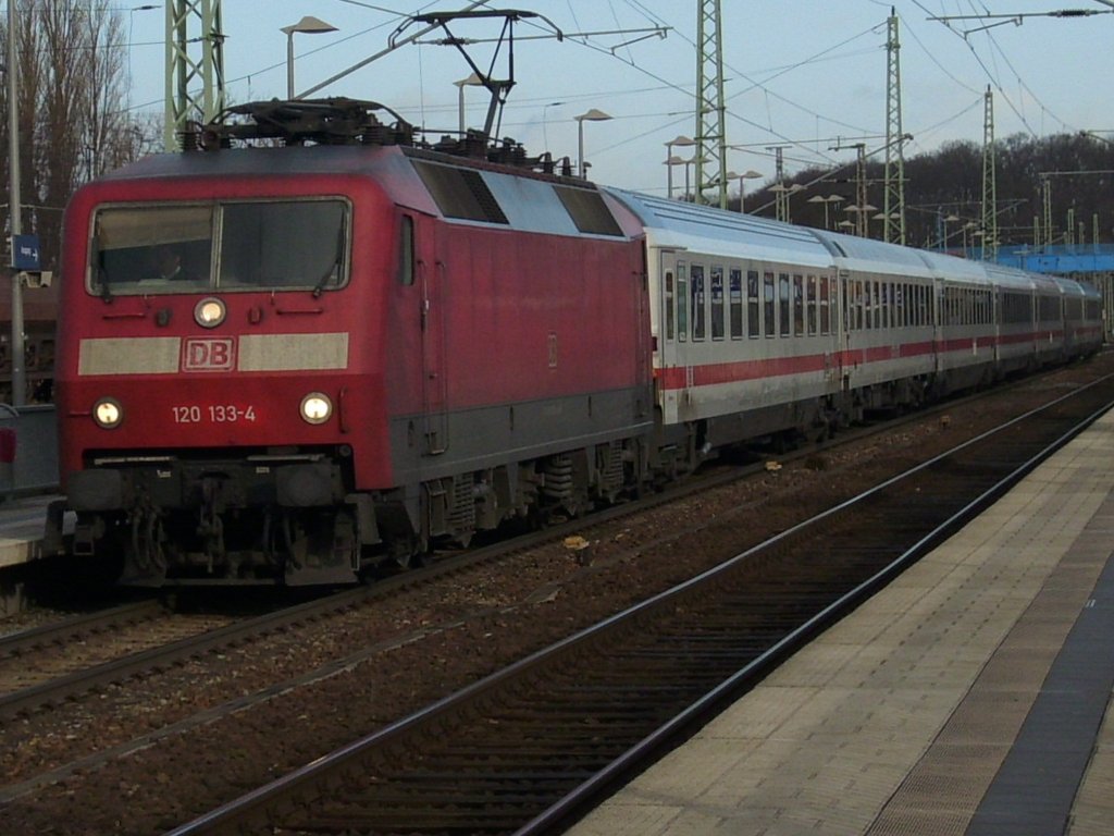 Einfahrende 120 133 mit dem IC Binz-Frankfurt/Main in Bergen/Rgen.