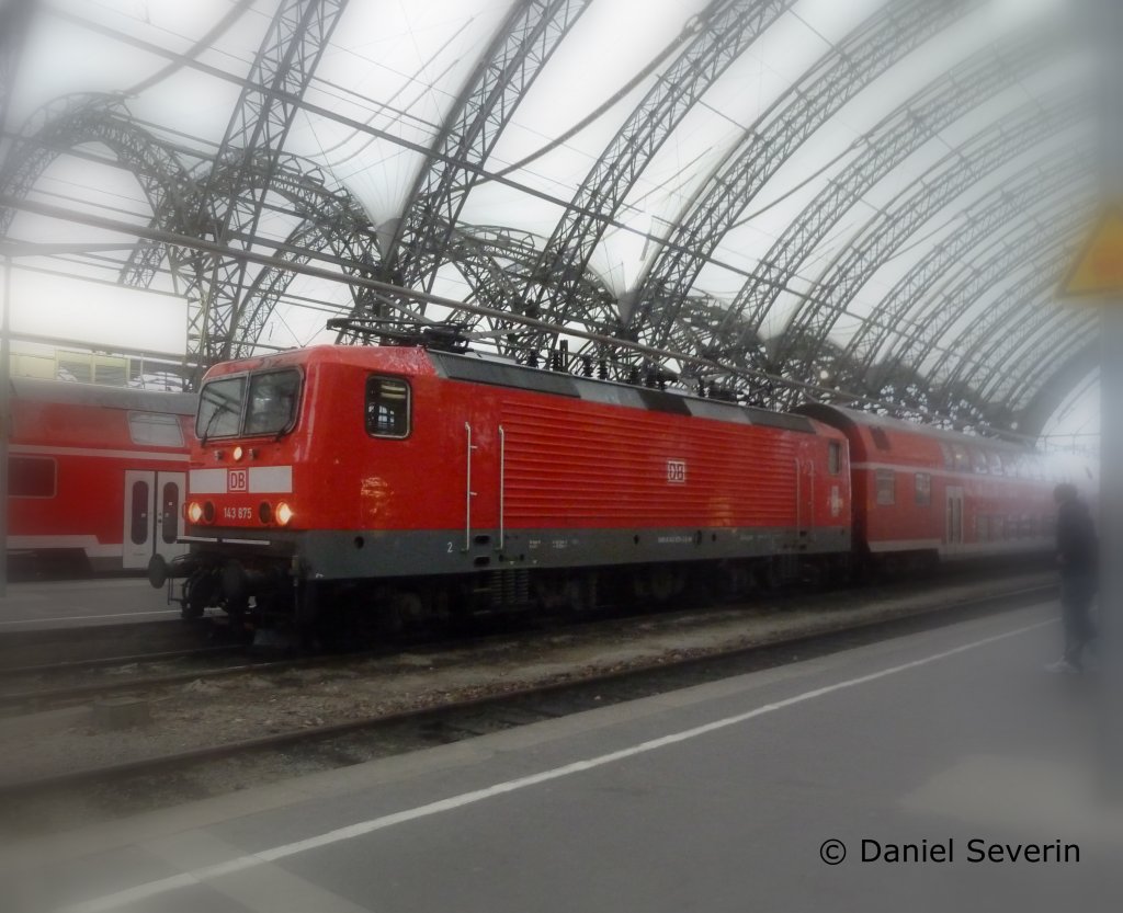 Einfahrende 143 875 kommend aus Leipzig mit ihrem RE.
Dresden Hauptbahnhof 13.04.11