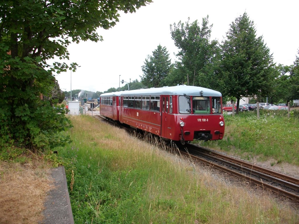 Einfahrende Ferkeltaxe 172 132 und 172 171 am 24.Juli 2010 in Putbus.