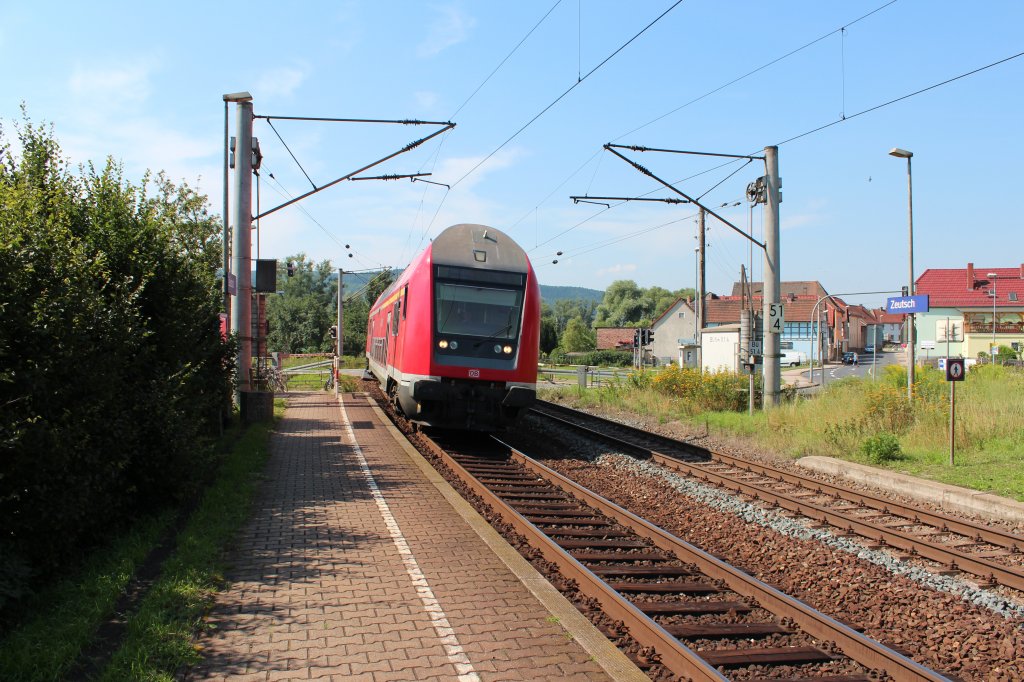 Einfahrende RB in Zeutsch zur Weiterfahrt nach Groheringen, Schublok ist 143 137-8.25.07.2012