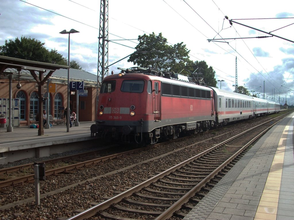 Einfahrender IC 1861 aus Hamburg Altona nach Binz am 27.August 2010 in Bergen/Rgen.Whrend der Wagenteil nach Heringsdorf mit einer 218 nach Usedom gebracht wurde,brachte 115 346 den Rgener Wagenteil nach Binz. 