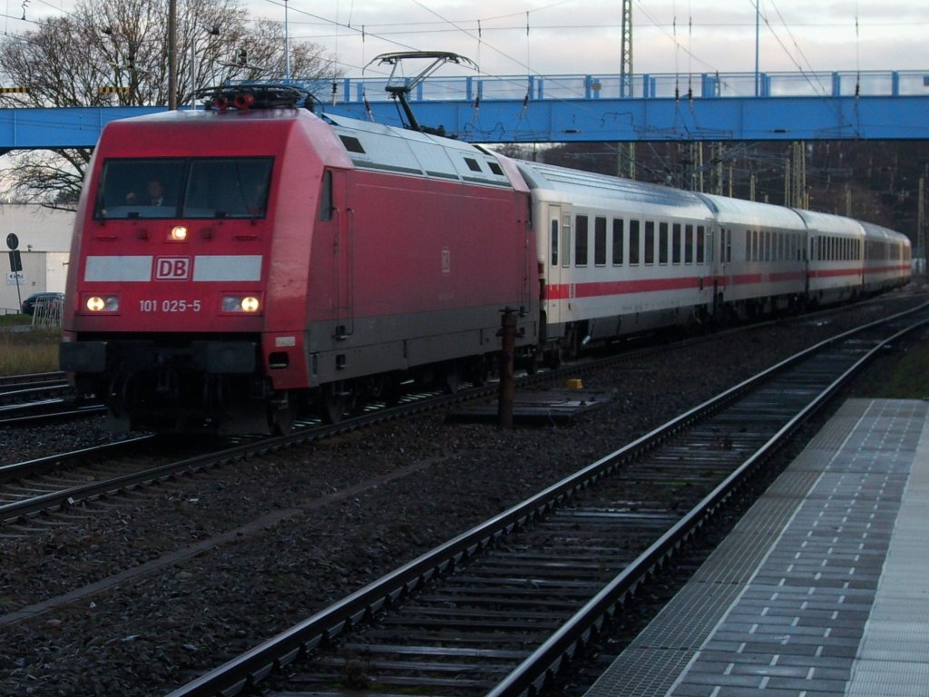 Einfahrender IC 2356 Binz-Dsseldorf mit 101 025 als Zuglok in den Bahnhof Bergen/Rgen.