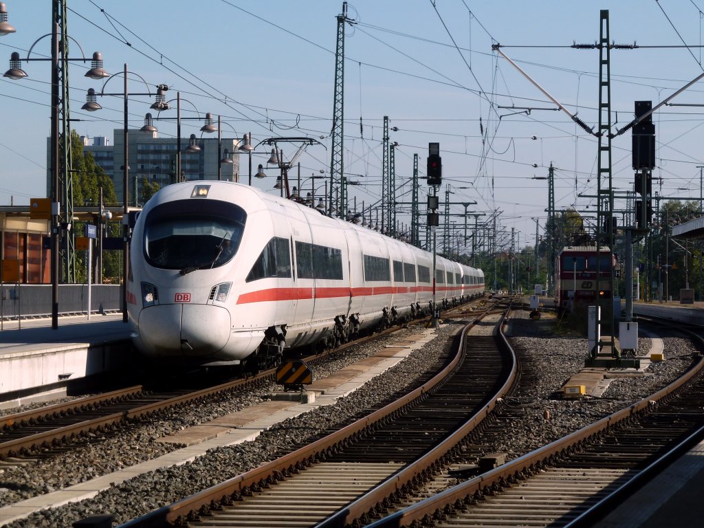 Einfahrender ICE im Dresdner Hbf im Doppelpack kommend aus Dresden Reick.
16.10.11