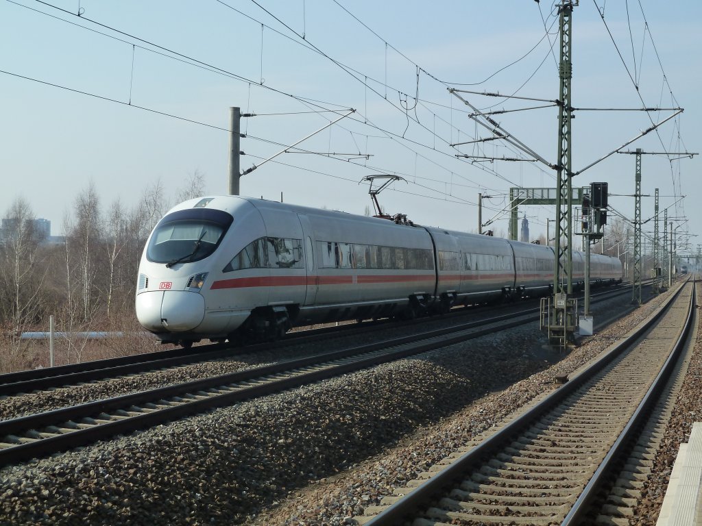 Einfahrender ICE T wird schon in der Aufbereitungsanlage in Dresden Reick erwartet.
03,03,11