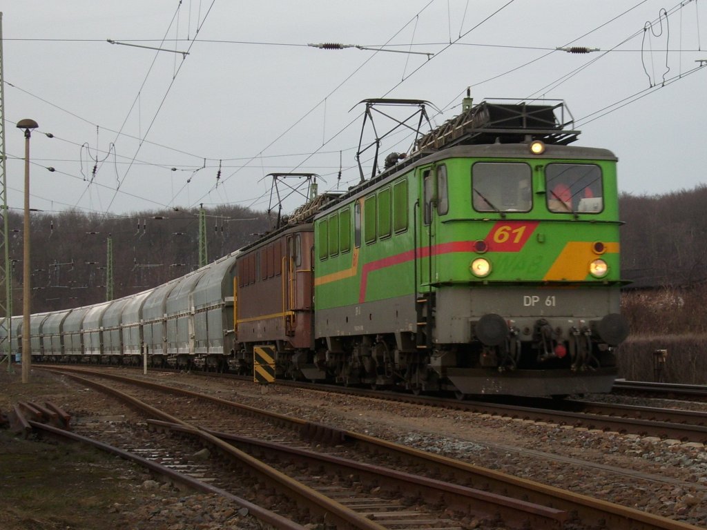 Einfahrender Kreidezug aus Klementelvitz am 22.Mrz 2010 an der Nordeinfahrt in Bergen/Rgen mit den beiden WAB-Loks 61 und 62.