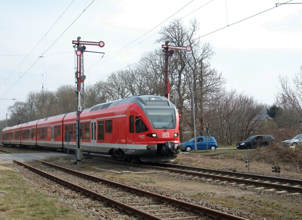 Einfahrender RE 33216 Sassnitz-Rostock am 08.April 2010 bei der Einfahrt in Lancken.Auf der ganzen Strecke zwischen Sassnitz und Rostock gibt es noch drei Bahnhfe mit Formsignale(Sassnitz,Lancken und Rambin).
