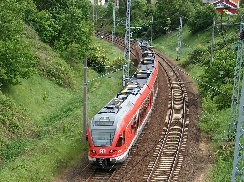 Einfahrender RE 33314 aus Binz erreicht Stralsund.Aufgenommen von der Paschenbergbrcke in Stralsund.