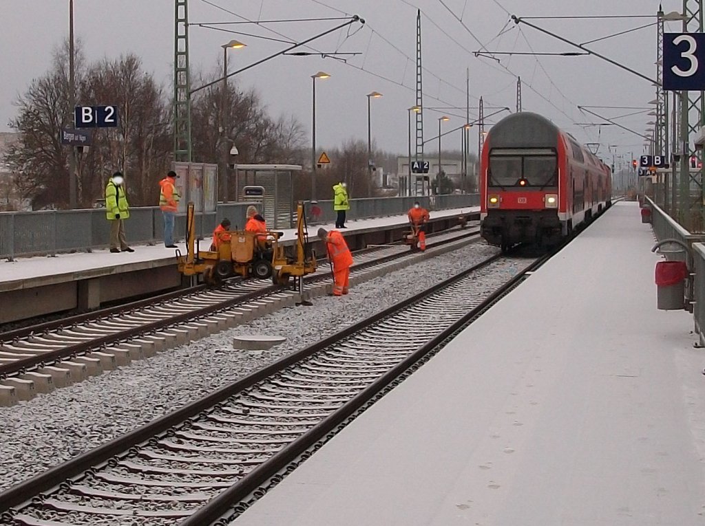 Einfahrender RE aus Rostock passierte,am 01.Februar 2011,bei der Einfahrt in Bergen/Rgen,diesen Gleistrupp.
