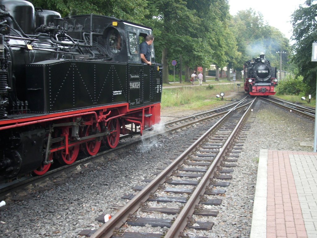 Einfahrender Zug aus Ghren mit 99 1782 trifft am 17.August 2009 in Binz den Gegenzug mit 99 4802.