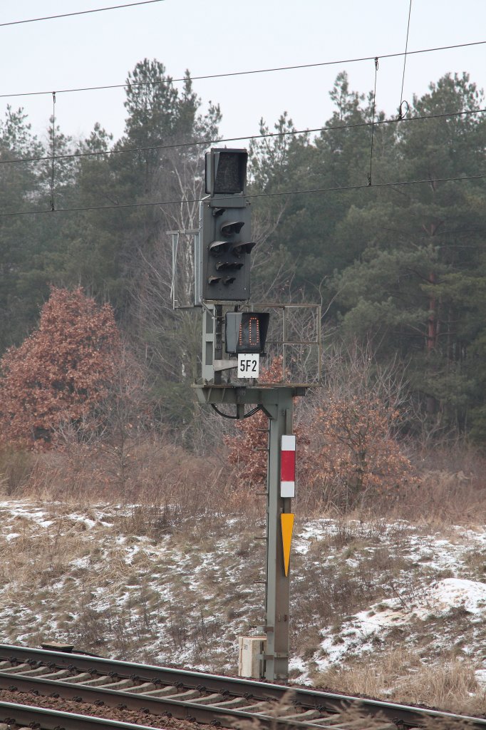 Einfahrsignal des Bahnhof Oschatz aus Richtung Riesa. Aufgenommen am 20.01.13 .