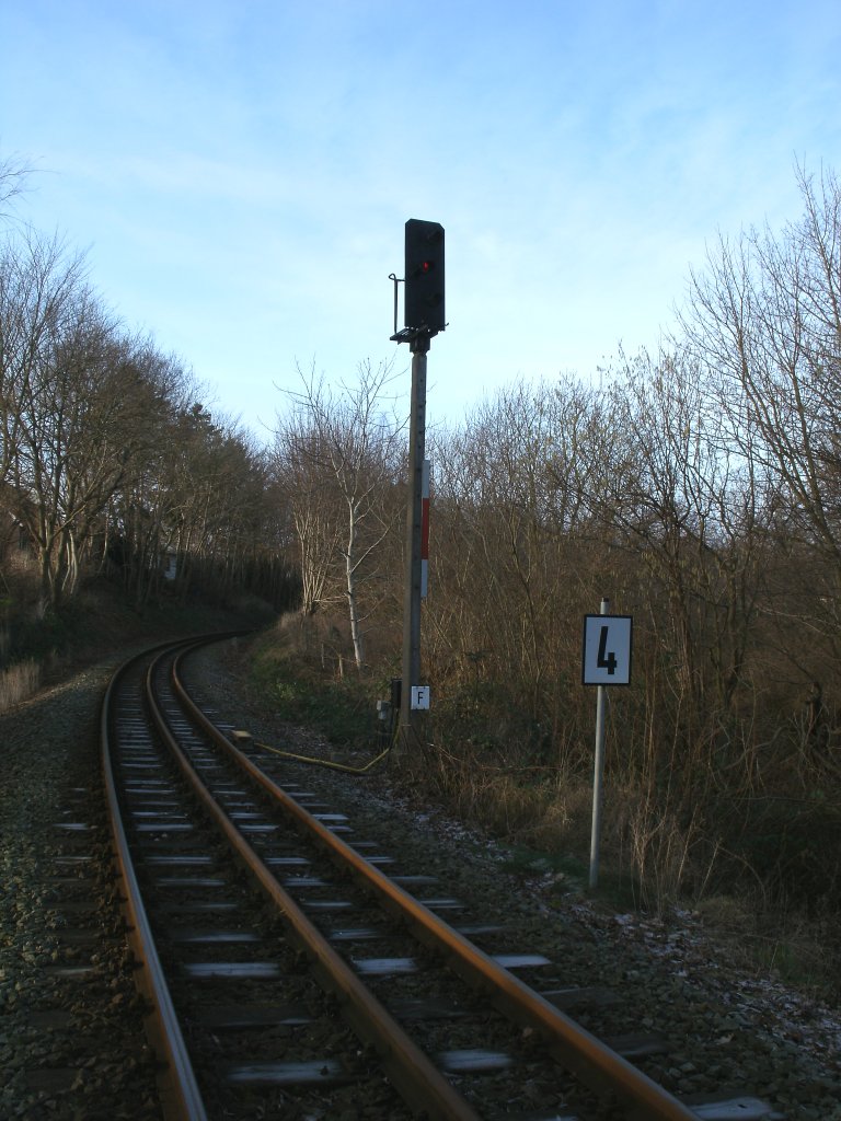 Einfahrsignal  F  gltig fr Regel-und Schmalspur von Putbus aus Richtung Lauterbach Mole am 15.Januar 2012.