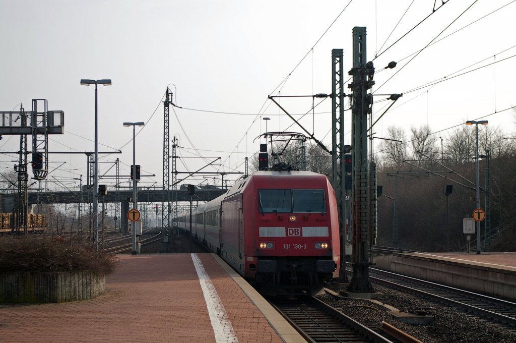 Einfahrt der 101 130-3 mit IC in Kassel-Wilhelmsh�he, Ziel ist Hamburg-Altona (3.3.2012).