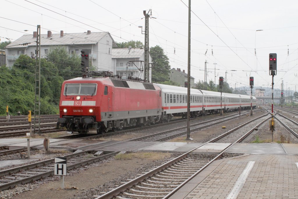 Einfahrt der 120 110-2 mit IC 1987 aus Hamburg-Altona in den Passauer HBf am 11.06.2011