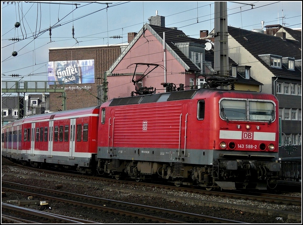 Einfahrt der 143 588-2 in den Hauptbahnhof von Kln. 20.11.2010 (Hans)
