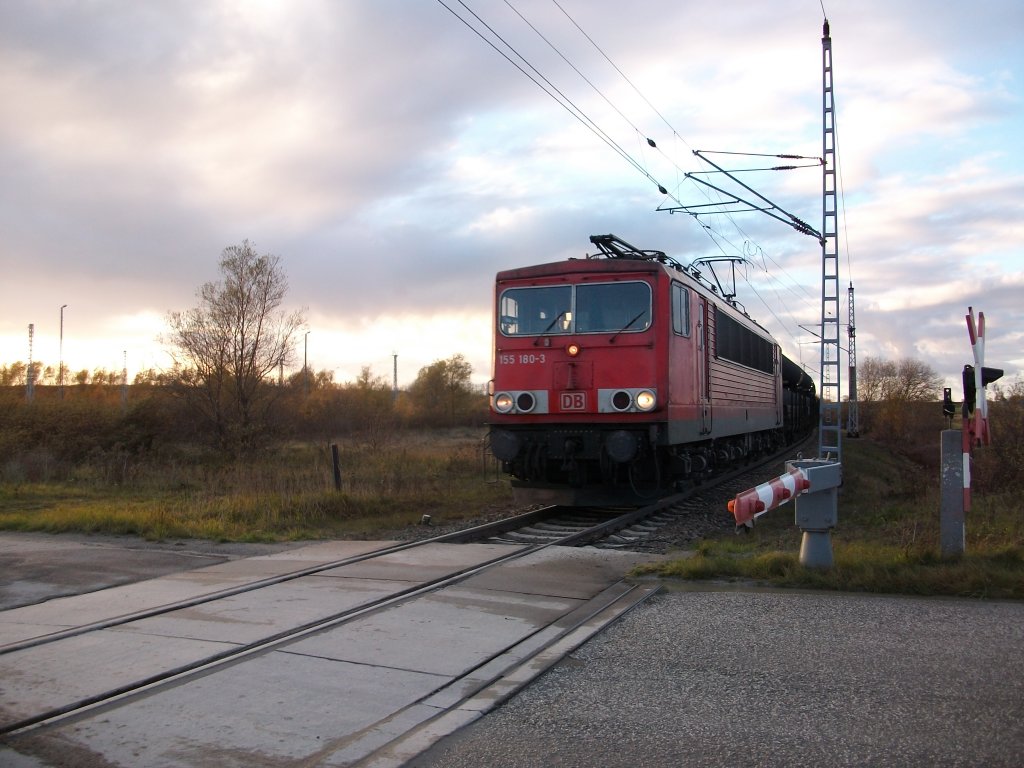 Einfahrt von 155 180 mit dem Rhrenzug Mhlheim-Mukran am 06.November 2010 in Mukran.