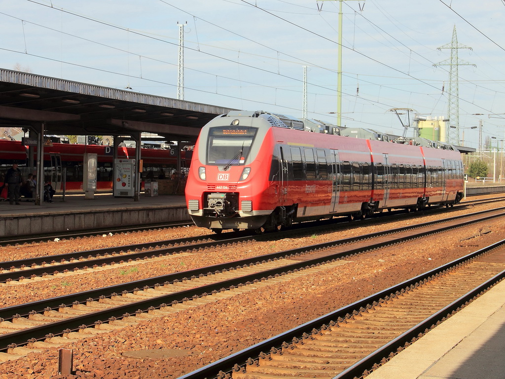 Einfahrt 442 134 mit 442 634 auf einer Dienstfahrt in den Bahnhof Berlin Sch�nefeld Flughafen am 15. April 2013.